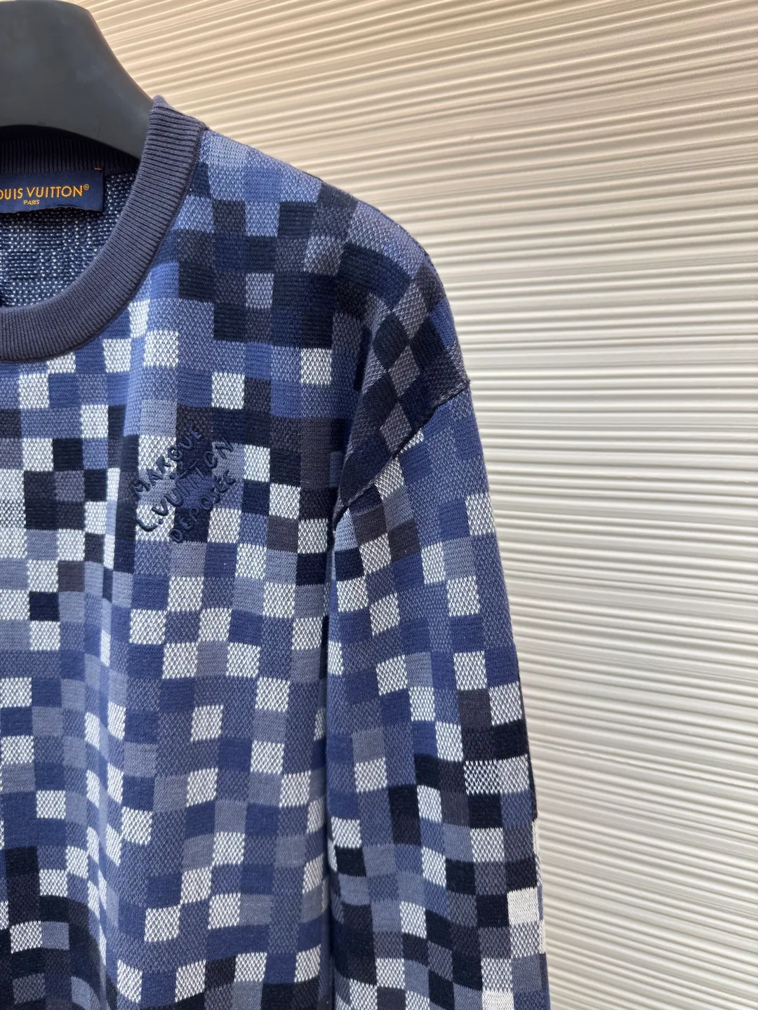 LOUIS VUITTON mosaic jacquard pullover ●Authentic product: 15600 purchased and developed ●Item number: 1680304-C55 ●Fabric: cotton fabric ●Technology: jacquard production ●Version: fitted version ●Weight: about 610 grams ●Size: elements, showing a delicate texture like snake leather. The intricate jacquard texture reflects Micro Der details, and the embroidered logo embellishes the chest, making it easy to integrate into everyday looks. Standard fit with all-over Snakoflage jacquard logo embroidered on the chest, Marque at center back, 1.VuittonDeposee embroidered patches at ribbed collar, cuffs and hem. The overall wiring is straight and delicate, the fabric is comfortable and soft, and the color is consistent without color difference. It can be matched with the same style to create a fashionable look and control various occasions. Customized accessories, complete with three standards, same style for men and women!